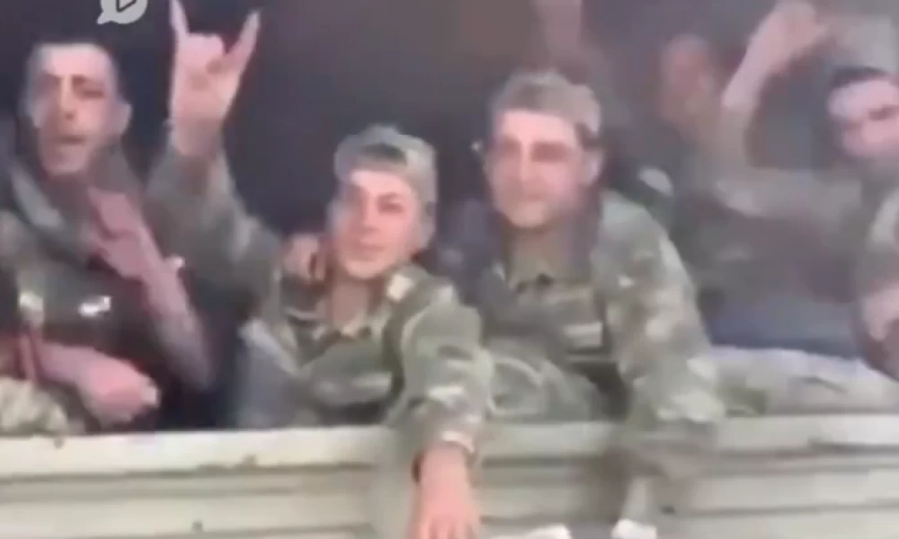 Αζέροι στρατιώτες φεύγουν για το μέτωπο κάνοντας το σήμα των φασιστών Γκρίζων Λύκων (βίντεο)
